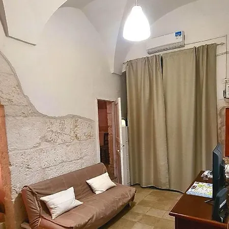 De Cristoforis 57, Traditional White Stone House Holiday home